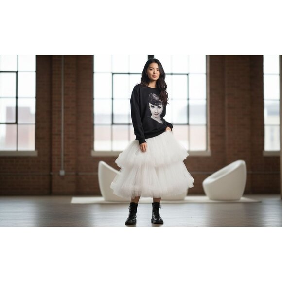 Audrey Hepburn Print Black Sweatshirt Celebrity Iconic Fashion Model - Picture 1 of 8
